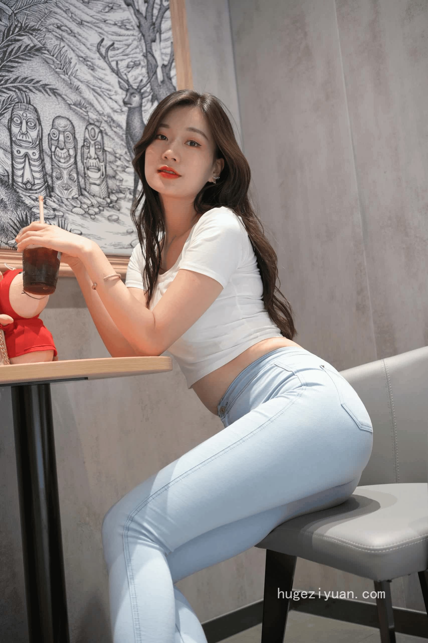 图片[4]-正在逛街的紧身牛仔裤女孩【1112P】J5110-虎哥图库