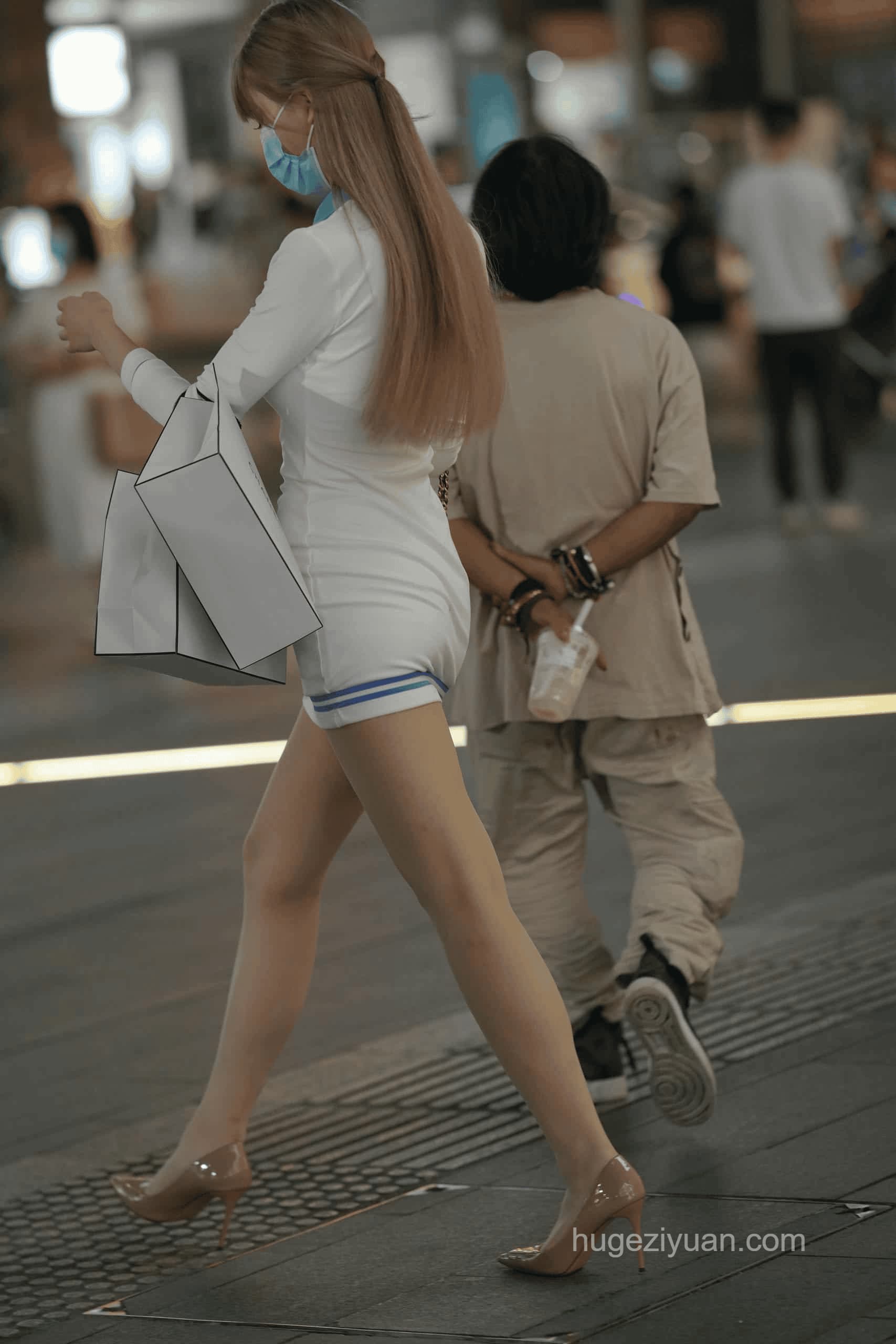 图片[3]-穿高跟鞋的复古棕发白裙妹子 【287P】J8182-虎哥图库