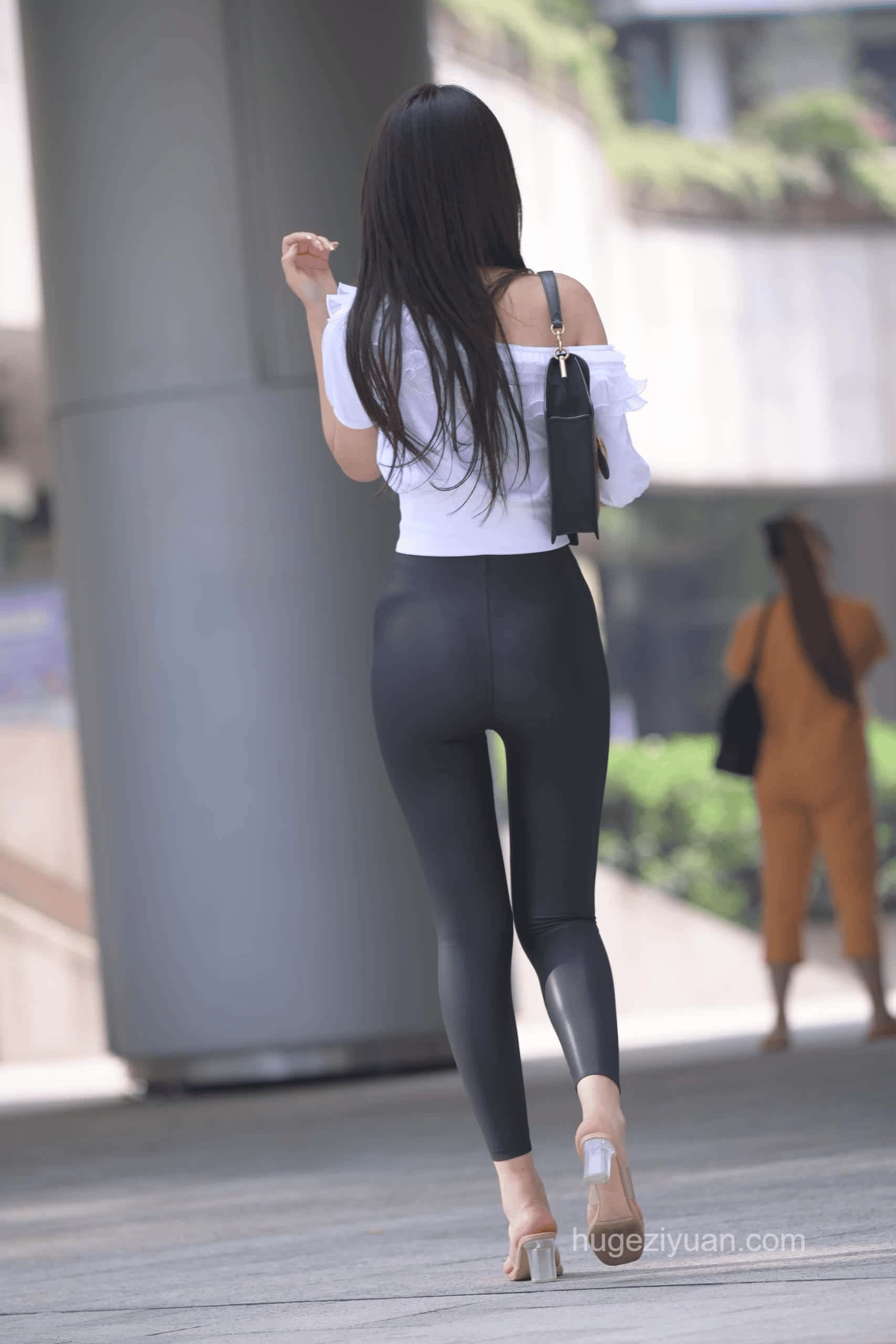 图片[3]-笑容非常甜美且治愈的皮裤女孩【751P】J1945-虎哥图库