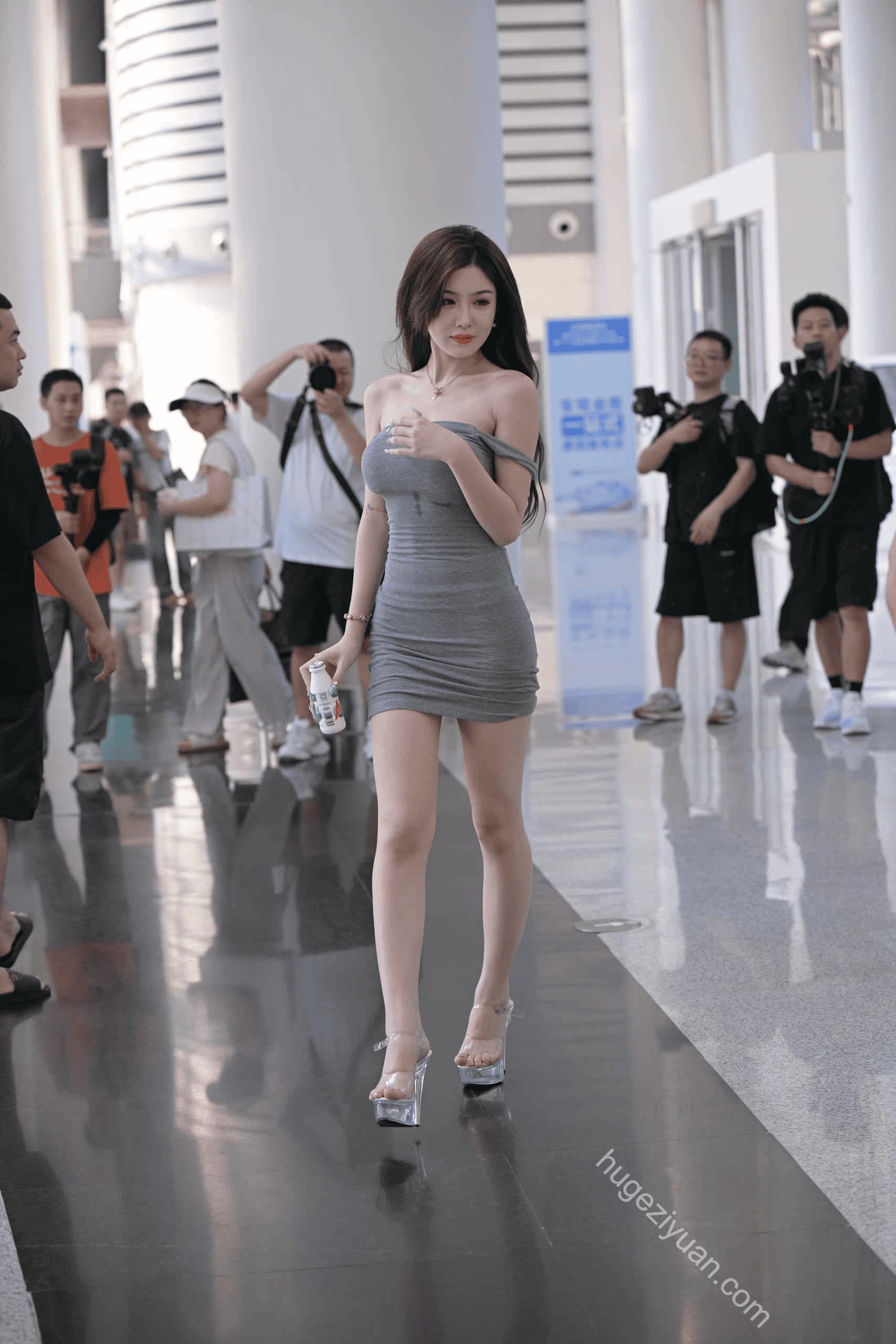 图片[2]-一字肩修身裙女孩【242P】K8224-虎哥图库