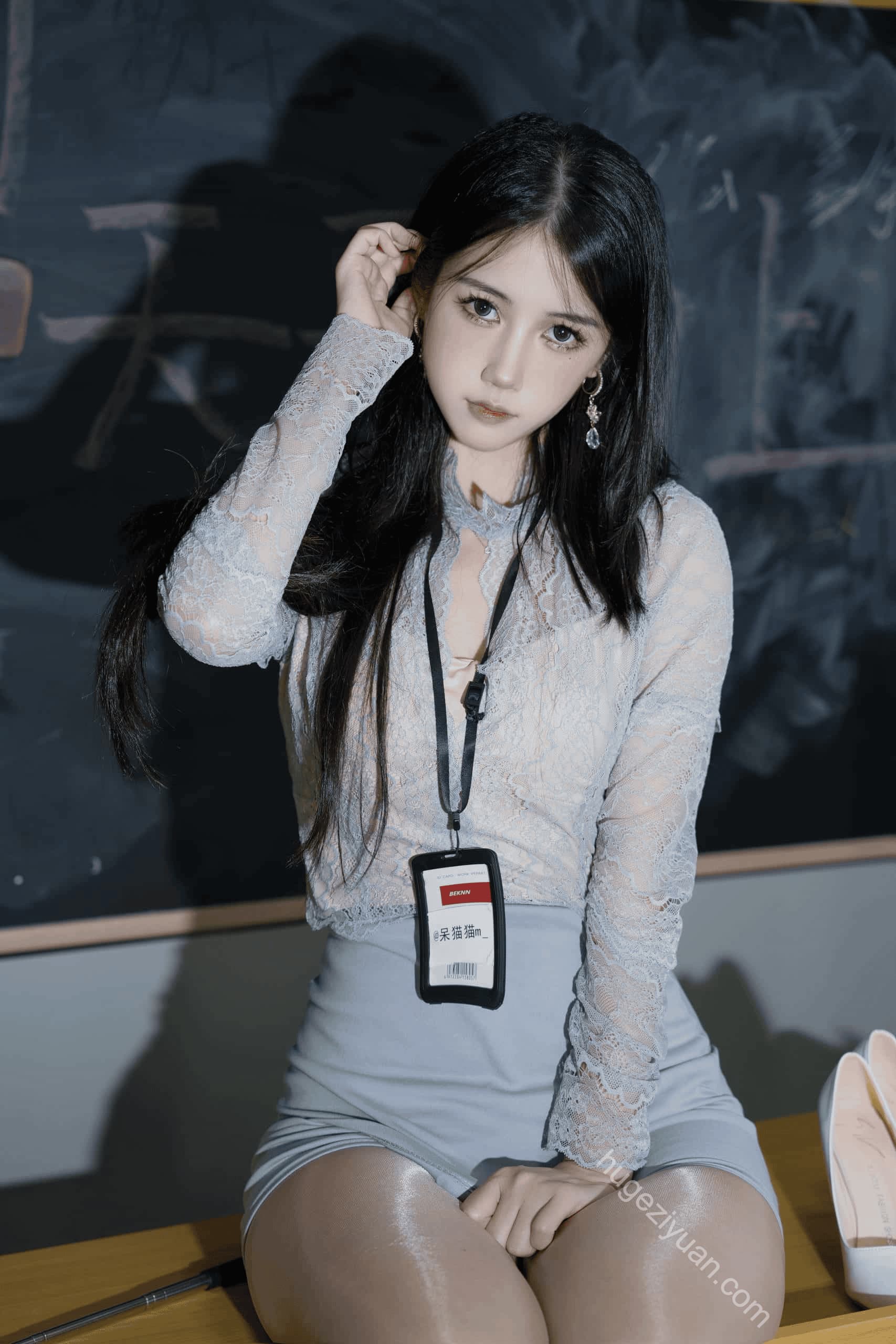 图片[2]-穿亮色丝袜高跟鞋的美女老师【49P】P50212-虎哥图库
