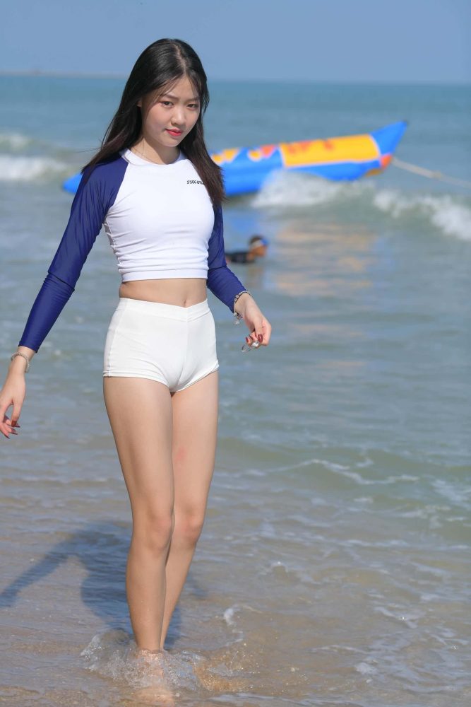 海边玩耍的蓝白上衣热裤女孩【161P】J0848-虎哥图库