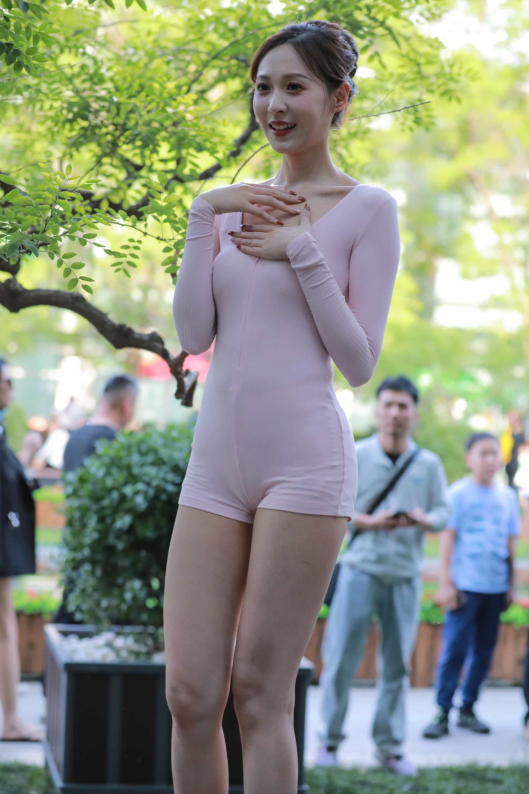 粉色连体衣美女【78P】P0041-虎哥图库