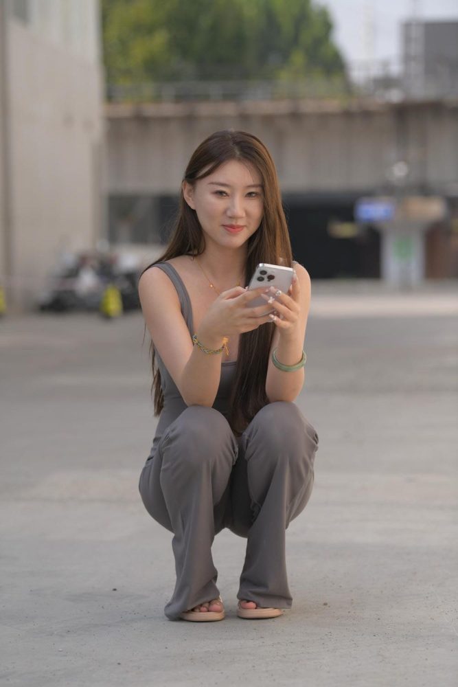 灰色吊带连体裤女子（851P）M87058-虎哥图库