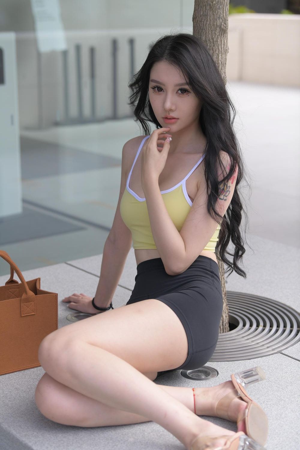 图片[4]-黄色吊带配黑色运动热裤美女（589P）M84106-虎哥图库