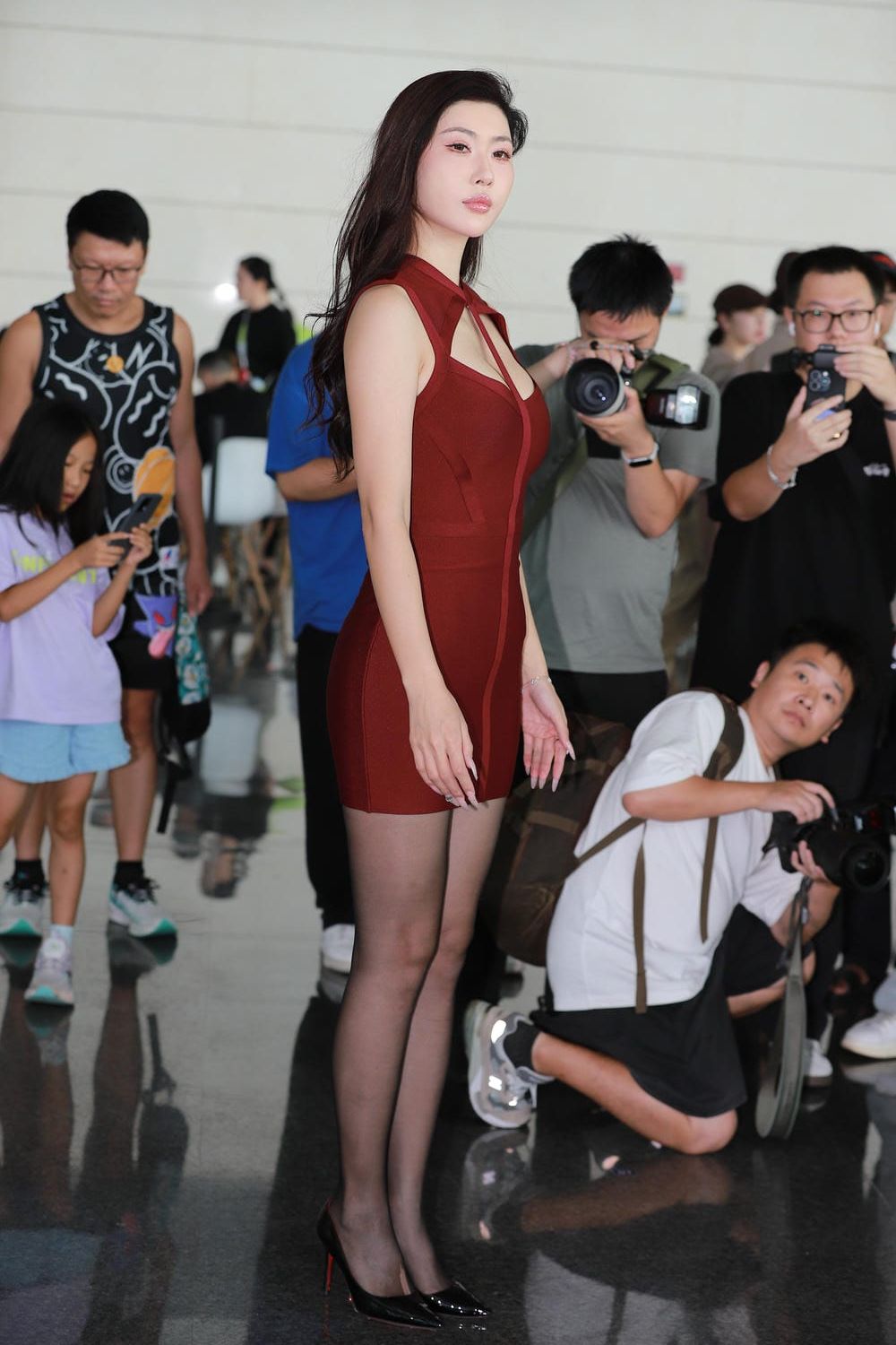 图片[1]-酒红色镂空短裙美女［109P 832MB］M85345-虎哥图库